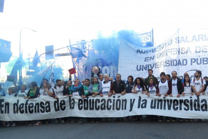 Universidades de todo el país convocaron a una marcha en defensa de la educación y del sistema universitario.