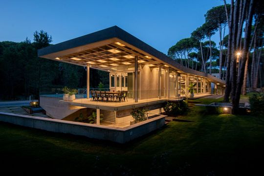 una casa de carilo compitio con casi 1.000 obras de arquitectura construidas en latinoamerica y espana por ser la obra del ano 2022