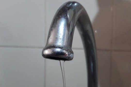 siguen las quejas por falta de agua en la plata: absa dice que es por la ?alta demanda?