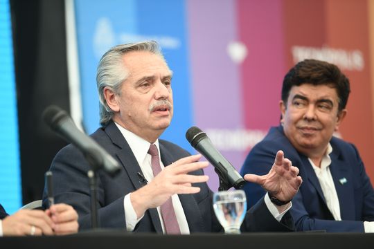 Andrés Larroque, ministro bonaerense y dirigente de La Cámpora, analizó con dureza la función de Alberto Fernández y apuntó a su círculo.