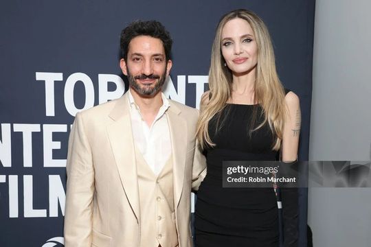 juan minujin poso junto a angelina jolie en el estreno de sin sangre: de que trata la pelicula que hicieron juntos