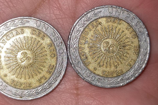 Las monedas de 1 peso con el error no son valiosas para los coleccionistas
