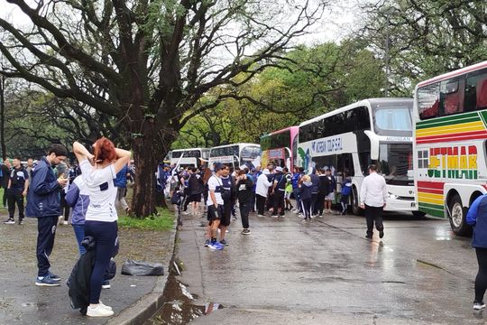 Los micros de los hinchas de Gimnasia ya están en Rosario.