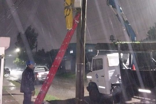 Continúa el operativo de EDELAP por las lluvias y tormentas extremas. Esta mañana los trabajos se concentraron en normalizar el servicio en barrios de La Plata.