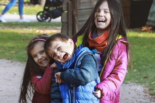 la crianza de un nino en argentina aumento un 1% en diciembre y un 65% interanual, segun el indec