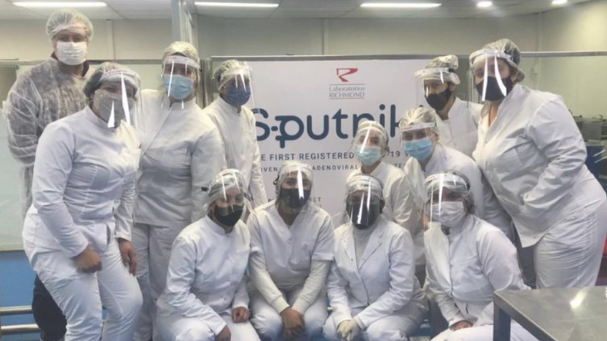 Parte del equipo argentino que produce la vacuna Sputnik V en nuestro pa&iacute;s.