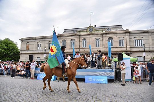 con desfiles, bailes y folclore, asi se celebro el dia de la tradicion en la provincia