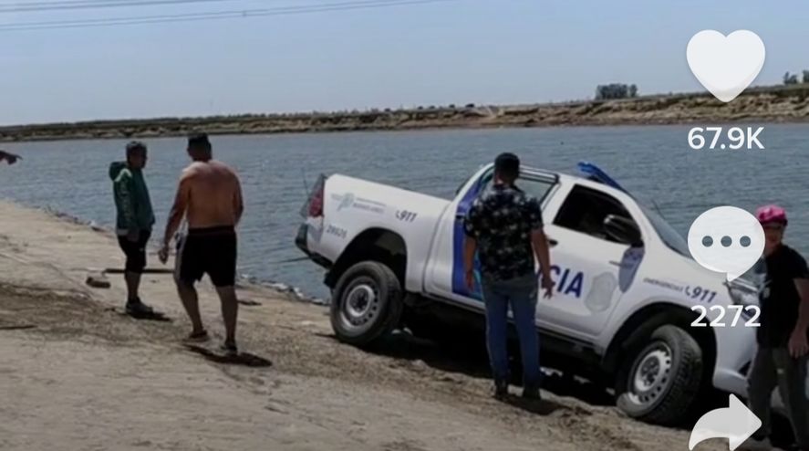 El patrullero casi cae al agua en Roque Pérez. Insólito rescate