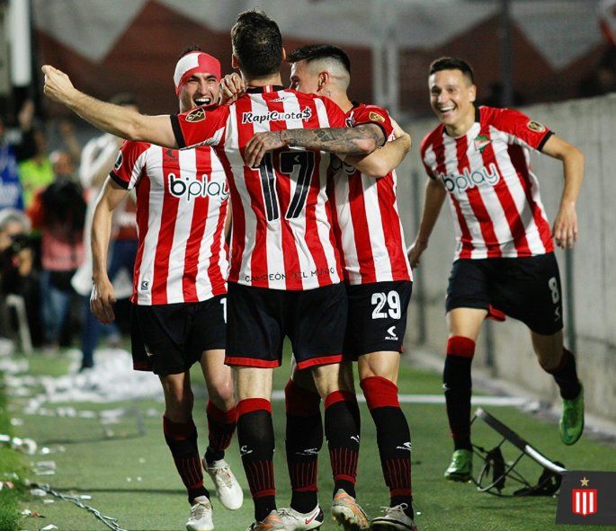 Los compañeros lo abrazan: Mauro Boselli, golazo y record en Estudiantes en Copa Libertadores