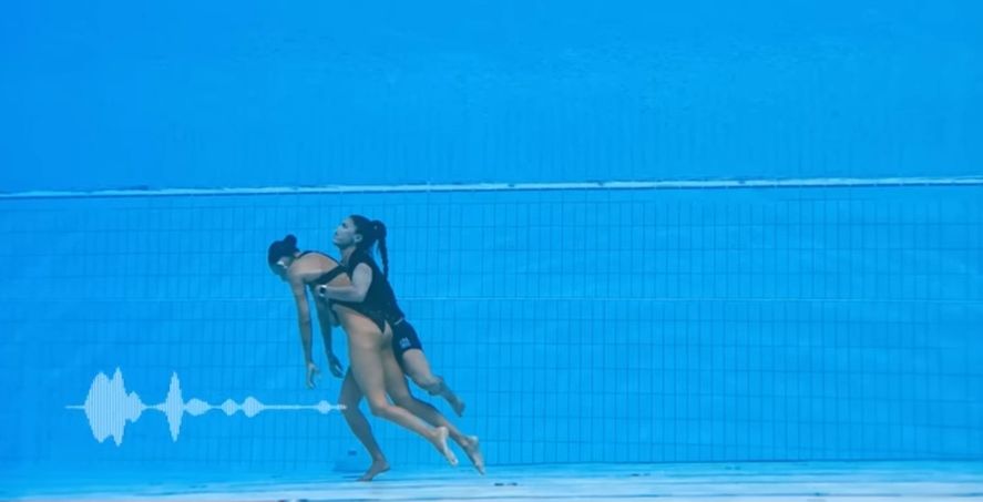 El instante en que la entrenadora Andrea Fuentes logra rescatar a su pupila Anita Álvarez en la pileta de natación de Budapest. Todo terminó afortunadamente sólo en un susto 