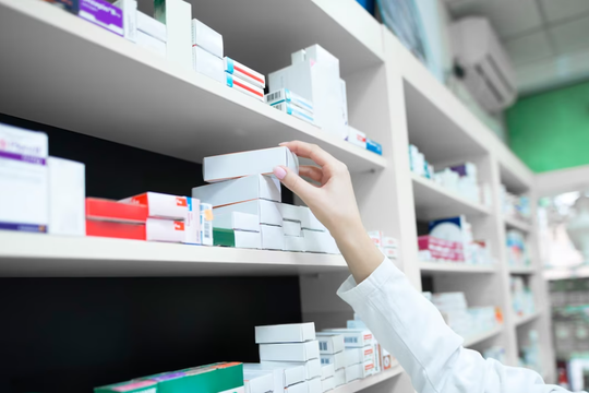 la provincia le adelanta $800 millones a las farmacias y se regulariza la venta de medicamentos