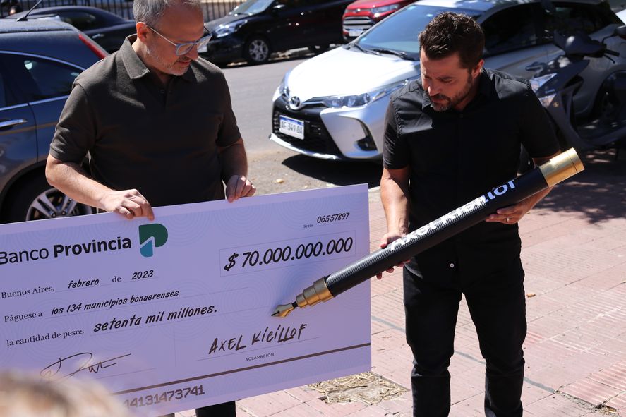 Con un cheque simbólico, Martín Tetaz y Diego Valenzuela denunciaron que La Matanza recibió $70 mil millones de más. Piden que Axel Kicillof use la lapicera.  