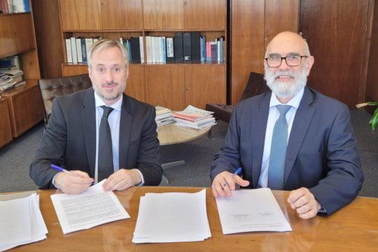 Sebastián Negri (CNV) y el representante del Banco Central uruguayo, Juan Pedro Cantera, firmaron un acuerdo.