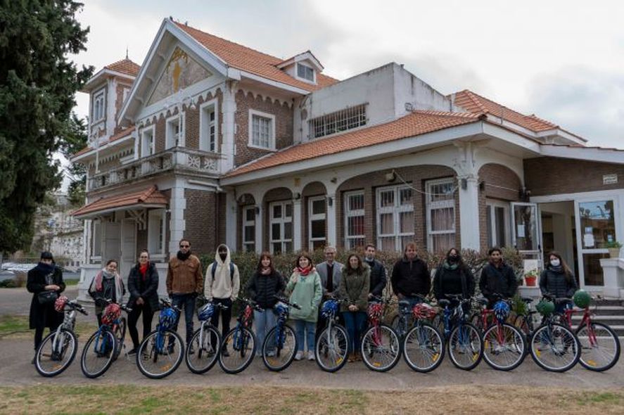 La UNS entregó doce bicicletas a estudiantes becados