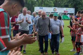 Las nuevas generaciones aplauden a los primeros campeones del club.