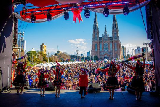 Espectáculos, música en vivo y cientos de puestos para recorrer en la plaza