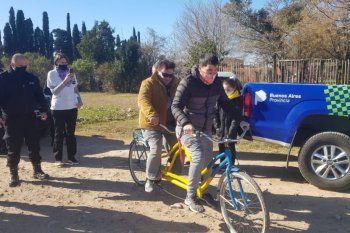 presos fabricaron y donaron una bicicleta doble comando para un no vidente