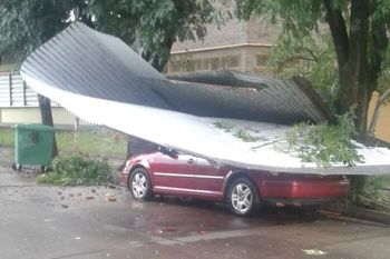 En Pergamino hubo voladuras de techos, autos dañados por árboles y postes caídos ( Foto Pergamino Verdad)