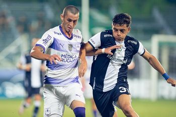 Gimnasia vs. Defensor Sporting, por la Serie Río de la Plata