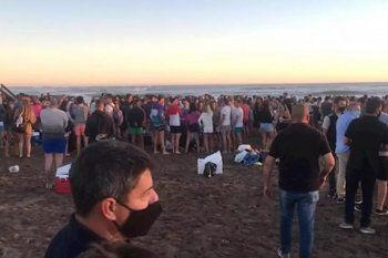 Operativo en una playa del sur de Mar del Plata por exceso de aforo previo a un prohibido after beach 