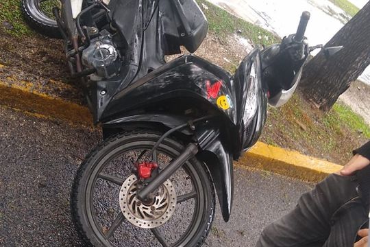 la plata: un motociclista se cayo y murio en pleno centro