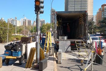 El tránsito de La Plata está demorado en la zona de Plaza Moreno ya que se está filmando El llanto, una película que protagoniza Ester Expósito.