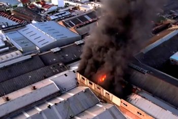 voraz incendio en una fabrica en avellaneda: trabajan 20 dotaciones de bomberos