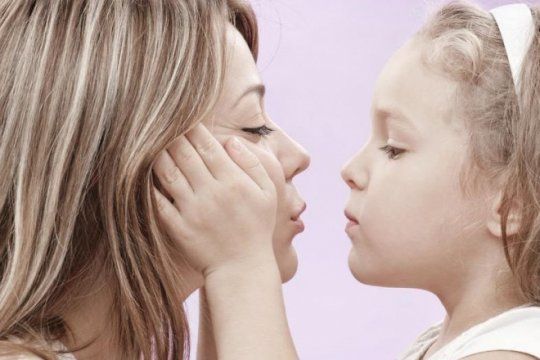 polemica: los besos en la boca entre padres e hijos ¿muestra de afecto o mala costumbre?