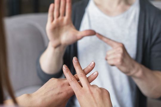 Cómo participar del curso de lengua de señas que dictará la UNICEN
