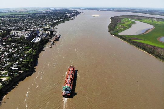 barcaza de paraguay se niega a pagar 1.500 dolares de deuda pese a orden judicial