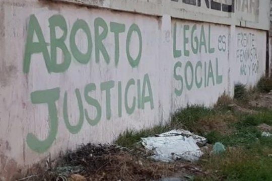 mientras detenian a las militantes por el mural del aborto, una mujer era violada en un descampado