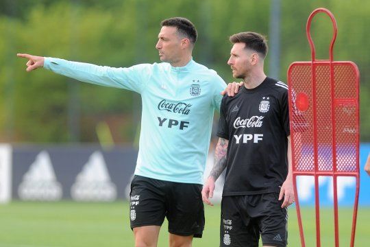 Lionel Scaloni junto a Lionel Messi en la Selección Argentina