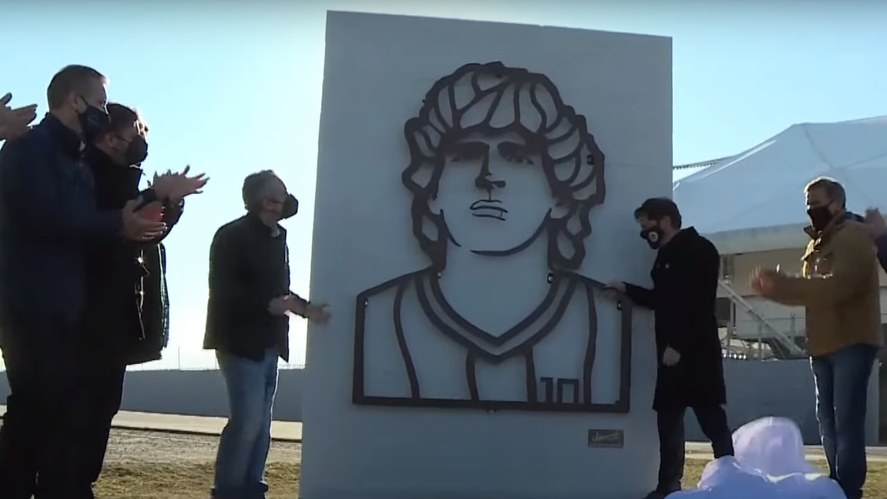 El monumento a Diego Armando Maradona en la entrada del Estadio Ciudad de La Plata.