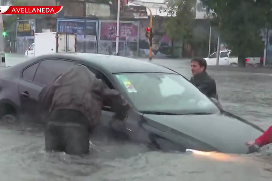 Mirá el video del automovilista de Avellaneda que tuvo que abandonar su auto en medio de la inundación.