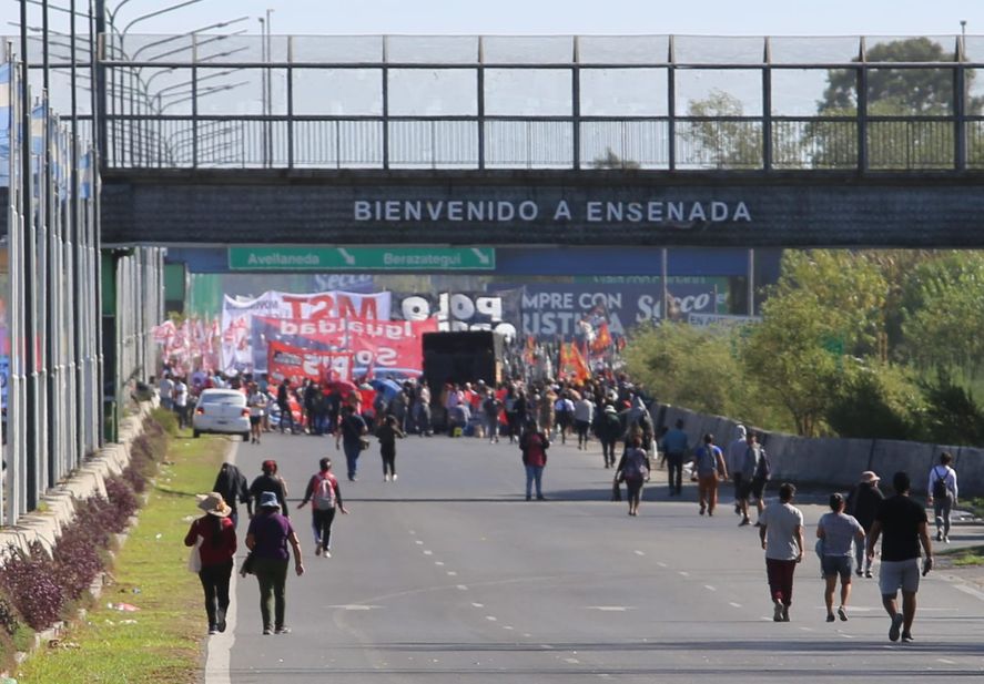 El insólito motivo por el que los piqueteros cortaron la autopista Buenos Aires - La Plata