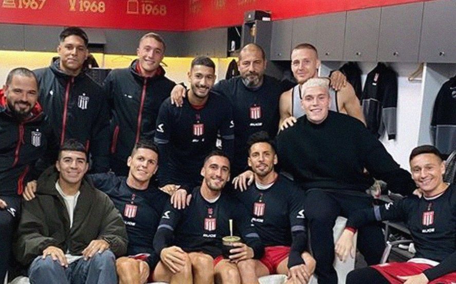 El plantel de Estudiantes recibió la visita de dos campeones de Copa Argentina