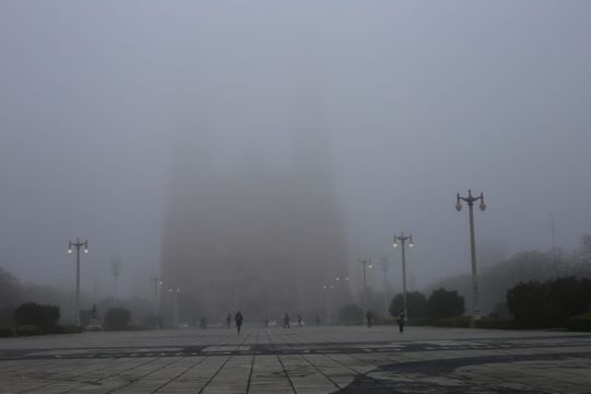 La niebla se apoderó de la Plaza Moreno y la Catedral casi no se ve.