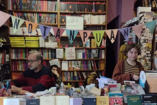 Tras sufrir una inundación, una librería bonaerense desarrollará una feria del libro mojado.