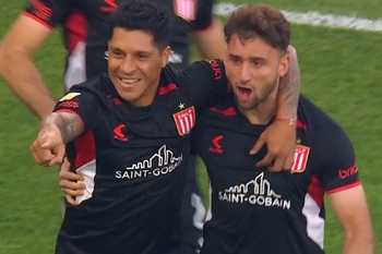 Sebastián Boselli festejando su primer gol en Estudiantes 