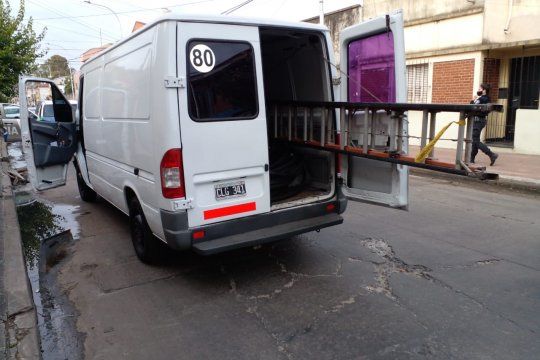 La camioneta con la que se movilizaban los falsos operarios en Lanús