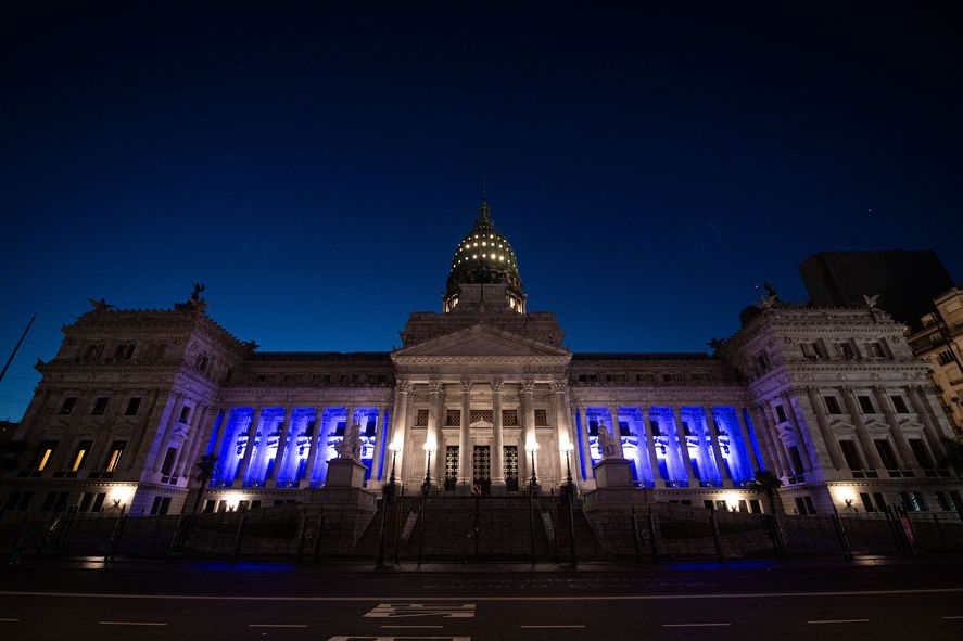Congreso vestido de azul en conmemoración de un nuevo aniersario de la Provincia de Buenos Aires