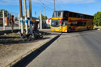 la plata: un colectivo y una moto protagonizaron un violento accidente de transito