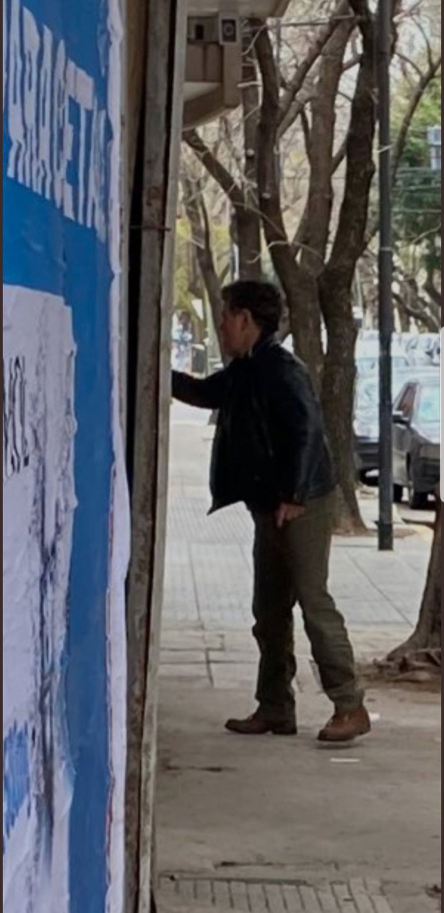 Esta foto muestra el momento en que el propio Alfredo Casero pintaba el pene sobre el afiche con la imagen del candidato porteño del Frente de Todos Leandro Santoro 