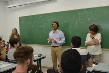La UNLP comenzará a dictar clases de Periodismo Deportivo en la sede barrial ubicada en la Escuela Media Nro 3 de Los Hornos.