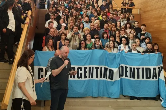 ¿Cómo fue el acto en apoyo al cine argentino en el Festival de San Sebastián?