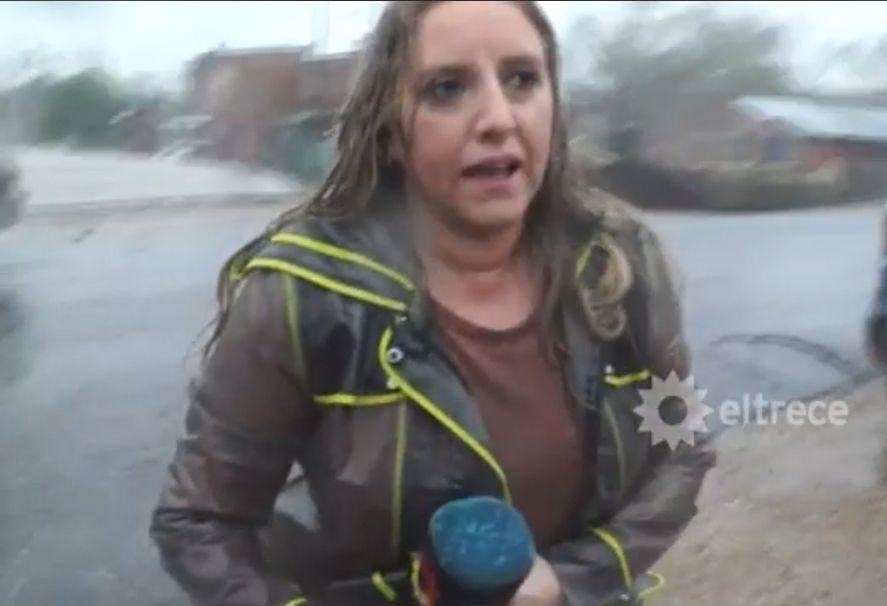 Caída en vivo de la cronista de TN en la inundación de La Plata