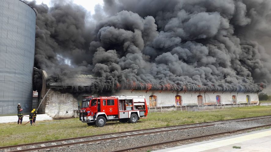Voraz incendio destruyó la ex estación de trenes de 9 de Julio