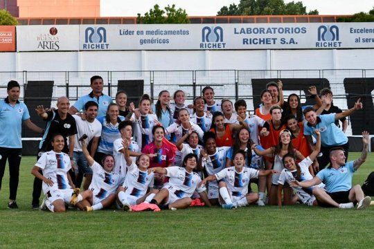UAI Urquiza festeja el pase a la Final en el Torneo Clausura de fútbol femenino.