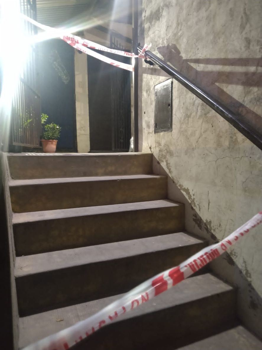 Horror en La Plata: hallan a un hombre muerto a puñaladas y detuvieron a la pareja