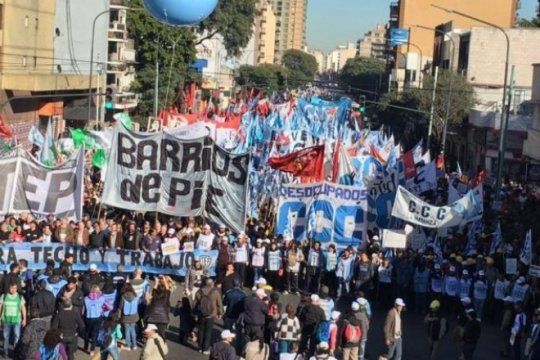 la oposicion y movimientos sociales convocan a los ?argentinos con memoria? a repudiar al fmi
